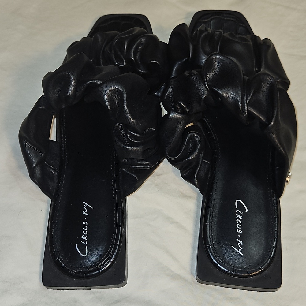 Black Ruffled Women's Sandals Size 9 - Picture 2 of 6